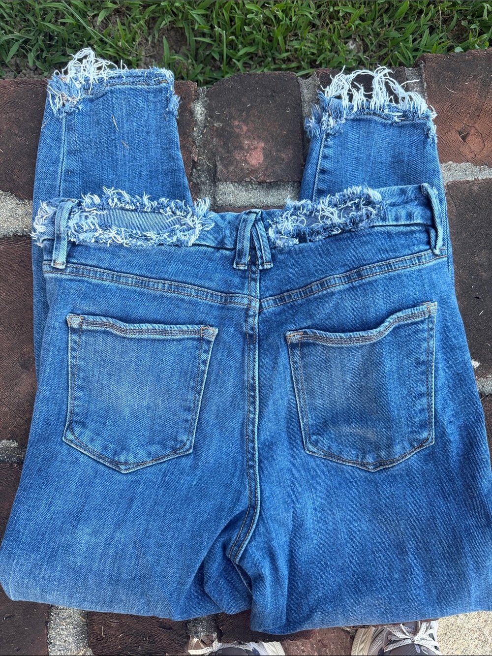 Good American high rise cropped distressed blue jeans size 8/29 - Picture 6 of 9